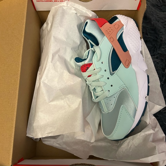 Selling Nike shoes purchased for Christmas but were too small when arrived. - Picture 3 of 5